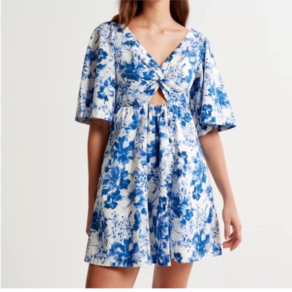 🆕 Abercrombie & Fitch White and Blue Floral Dress